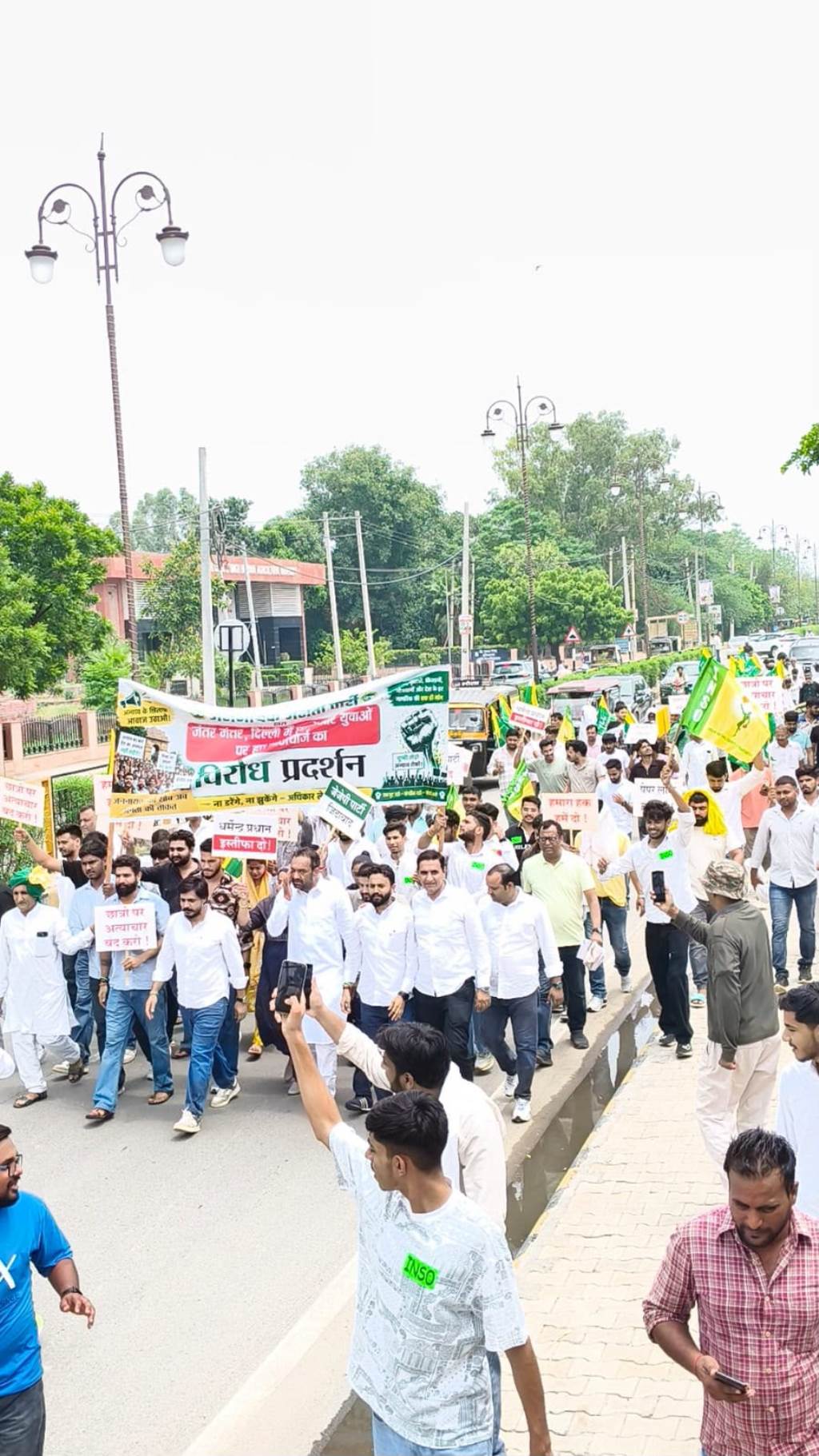 दिल्ली में छात्रों पर लाठीचार्ज के विरोध में हिसार की सड़कों पर उतरी जेजेपी शिक्षा मंत्री धर्मेंद्र प्रधान इस्तीफा दे अनिल बालकिया 